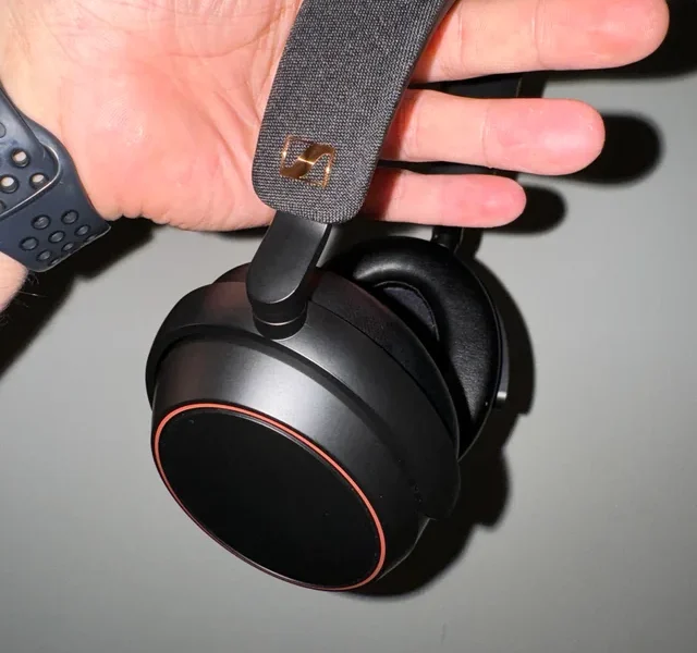 Sennheiser Momentum 4 Special Edition Difference